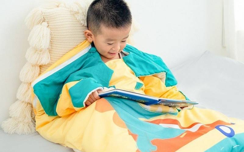 Bé có tâm lý tốt trước khi đi ngủ sẽ giúp ngủ sâu giấc hơn(Ảnh: sưu tầm vietmec.com)