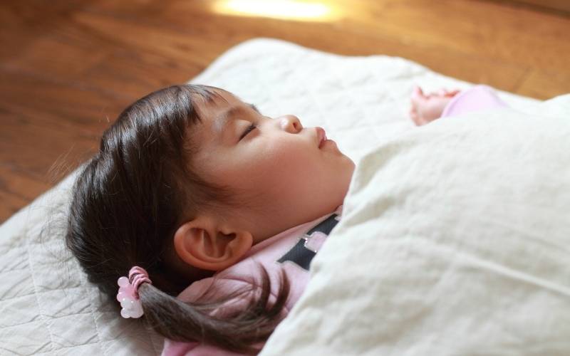 Sốt là nguyên nhân chủ yếu ở trẻ 2 tuổi ngủ li bì (Ảnh: Sưu tầm Internet)