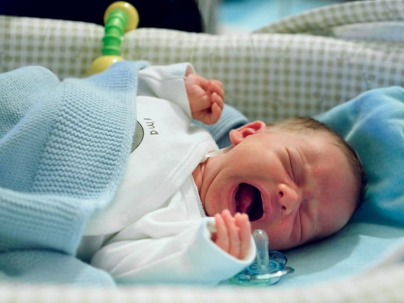 Đói bụng khiến bé 7 tháng tuổi ngủ hay giật mình. (Ảnh: Sưu tầm Internet)