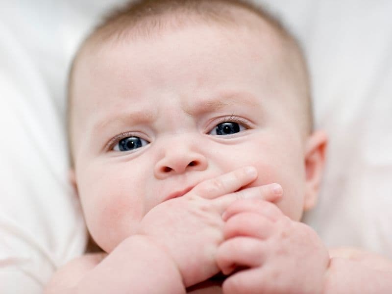 Bé 9 tháng ngủ không sâu giấc có thể do đói bụng. (Ảnh: Sưu tầm Internet)