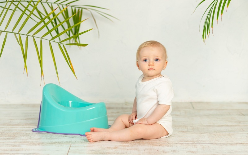 Sau khi ti sữa mẹ bé thường xuyên đi ngoài (Ảnh: Sưu tầm Internet)