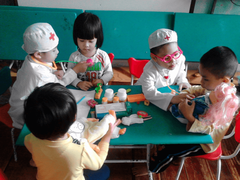 Trò chơi giáo dục cảm xúc cho trẻ mầm non: Trò chơi nhập vai. (Ảnh: Sưu tầm Internet)