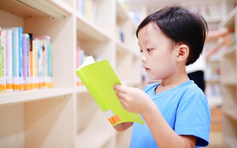 Trẻ dễ tiếp nhận việc học hơn khi được thoải mái. (Ảnh: Canva.com)