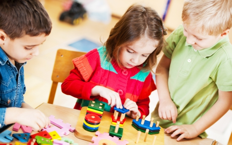 Trò chơi “hái hoa” giúp trẻ ôn bài cũ hiệu quả. (Ảnh: Sưu tầm Internet)