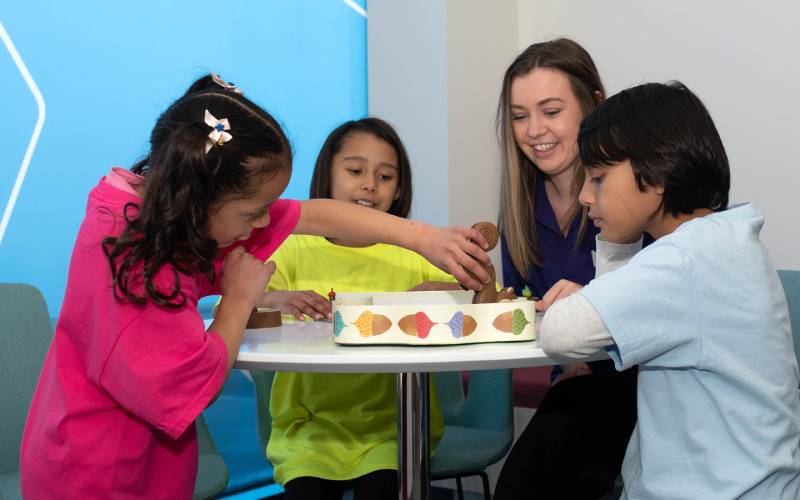 Kỹ năng giao tiếp có vai trò lớn trong sự phát triển của trẻ ở cả hiện tại lẫn tương lai. (Ảnh: Sưu tầm Internet)