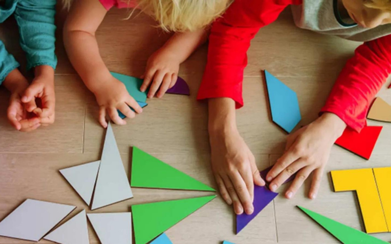 Trò chơi xếp hình sẽ đóng một vai trò rất lớn đến nhận thức của trẻ. (Ảnh: Kiddi.vn)