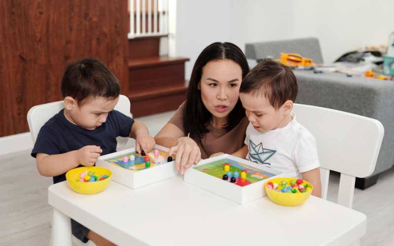 Ba mẹ có thể chơi cùng con để gắn kết tình cảm. (Ảnh: Sưu tầm Internet)