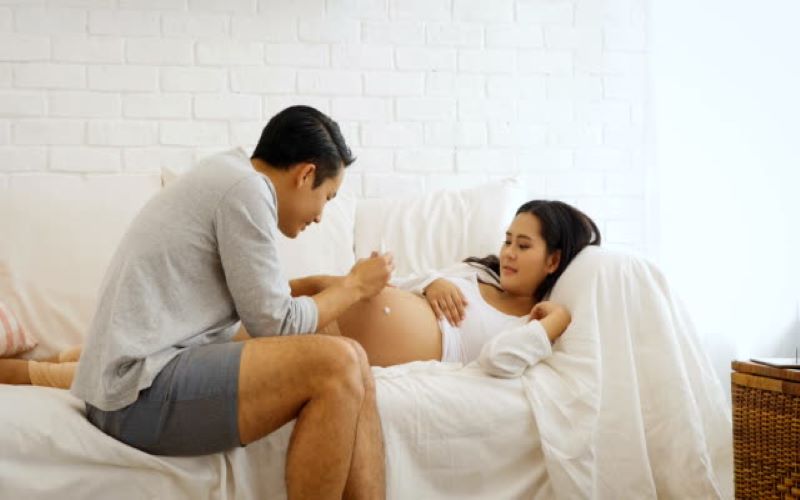 Bố mẹ cần chú ý đến cách nội dung và cách đọc truyện khi thai giáo. (Ảnh: Sưu tầm Internet)