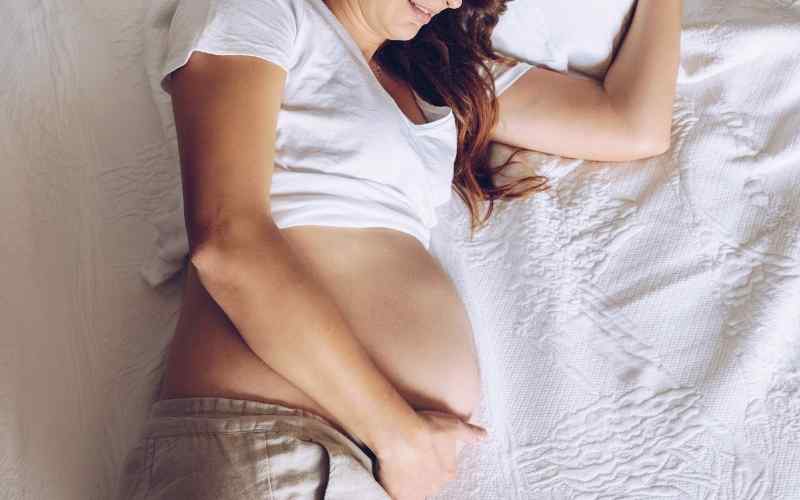 Nghiêng sang trái là tư thế nằm của bà bầu tháng thứ 7 tốt nhất. (Ảnh: Sưu tầm Internet)