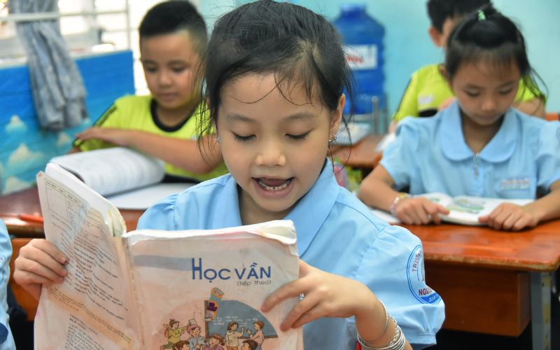 Dạy bé tập đọc bài tuổi ngựa tiếng Việt lớp 4. (Ảnh: Sưu tầm Internet)