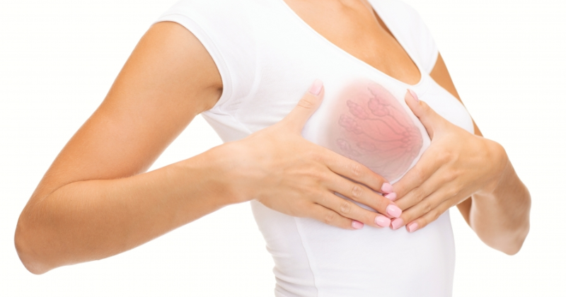 Hút sữa là cách giúp mẹ bỉm ngăn ngừa nguy cơ bị tắc tia sữa (Ảnh: Sưu tầm Internet)