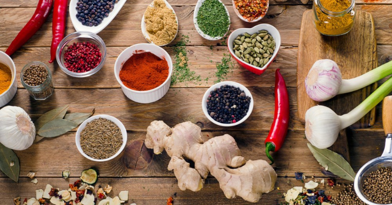 Thức ăn có nhiều gia vị cay nóng sẽ làm ảnh hưởng đến mùi sữa của em bé (Ảnh sưu tầm Internet)