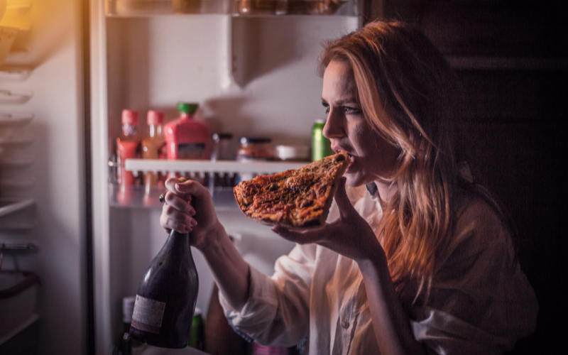 Thói quen ăn uống không lành mạnh. (Ảnh: Sưu tầm Internet)