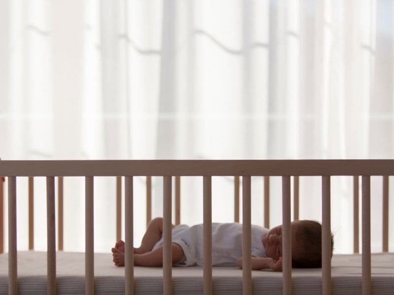 Không gian phòng thoải mái, thoáng mát sẽ giúp bé ngủ đúng tư thế. (Ảnh: Sưu tầm Internet)