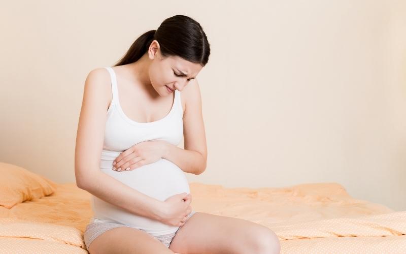 Bà bầu tháng thứ 9 bị đau bụng do nằm một chỗ trong thời gian dài. (Ảnh: Sưu tầm Internet)