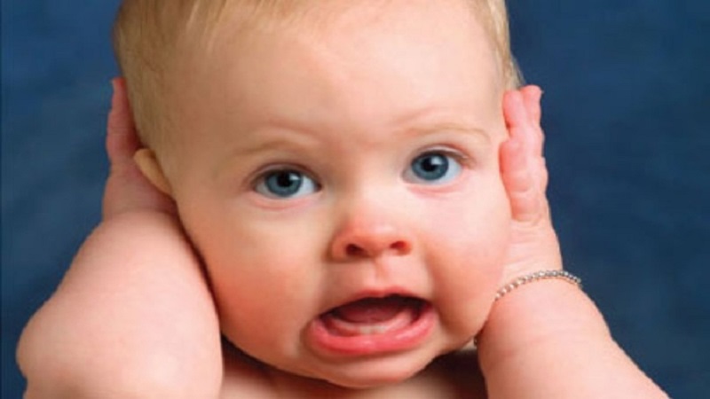 Massage có thể giúp bé giảm hành động lắc đầu (Ảnh: sưu tầm Viện y học ứng dụng VN)