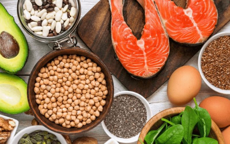 Chế độ ăn nhiều thịt, cá, trứng, sữa khiến mẹ bầu bị táo bón. (Ảnh: Sưu tầm internet)