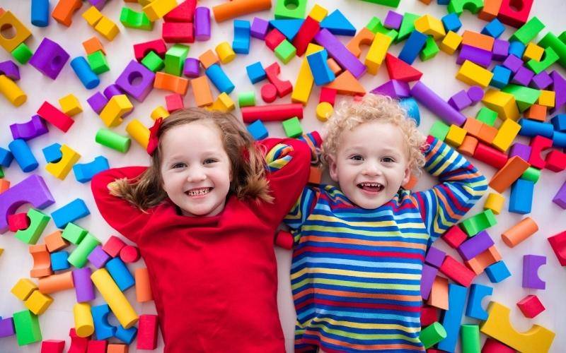 Phát triển tư duy trẻ nhỏ từ mô hình gỗ. (Ảnh: Sưu tầm Internet) 