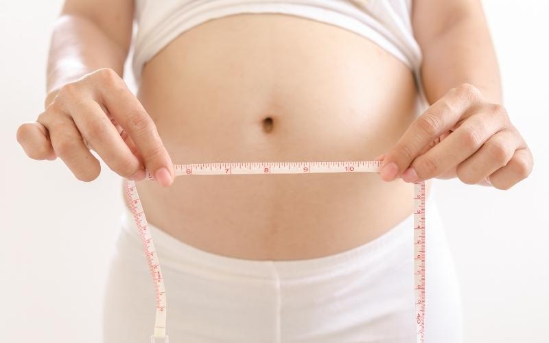 Mẹ bầu có bụng to và thấp hơn do tử cung bị giãn. (Ảnh: Sưu tầm Internet)