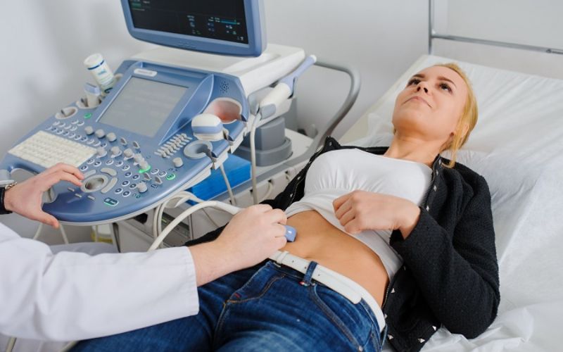 Khi xuất hiện dấu hiệu có thai sau chuyển phôi, mẹ bầu nên đi khám thai. (Ảnh: Sưu tầm Internet)