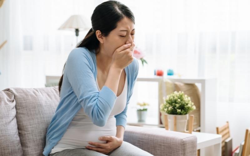Mẹ bầu thấy buồn nôn khi ngửi thấy mùi thức ăn hoặc nước hoa. (Ảnh: Sưu tầm Internet)