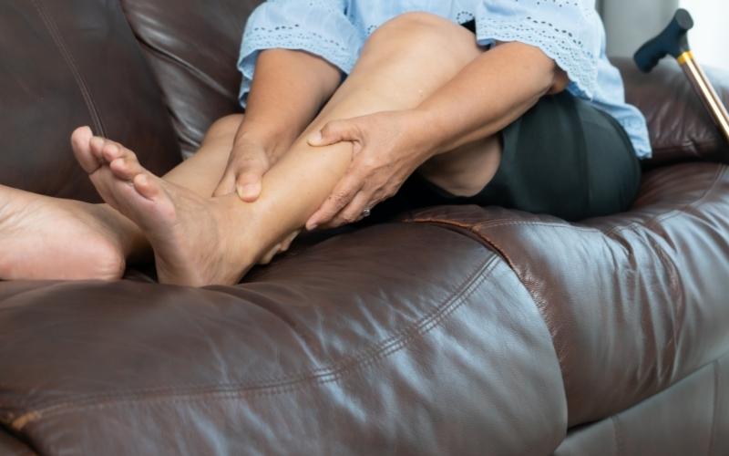 Mẹ bầu thường bị chuột rút trong giai đoạn đầu thai kỳ. (Ảnh: Sưu tầm Internet)