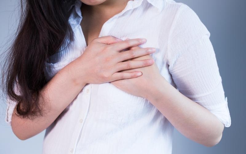 Phụ nữ mang thai thường bị căng tức vùng ngực. (Ảnh: Sưu tầm Internet)