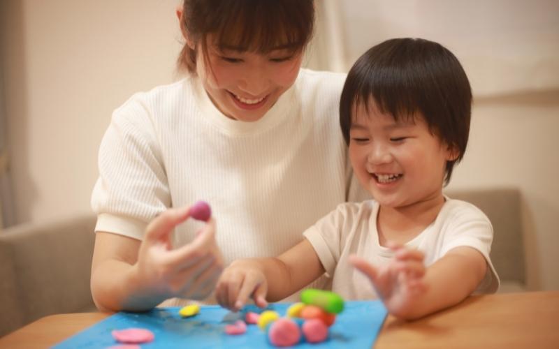 Nâng cao vốn từ vựng của trẻ 5 tuổi là cần thiết. (Ảnh: Sưu tầm Internet)