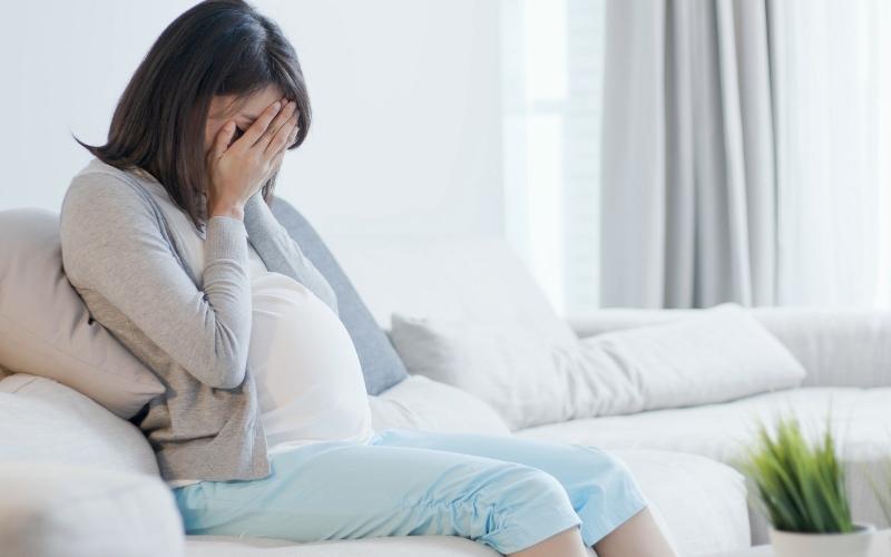 Vấn đề về da khiến mẹ bầu tự ti khi giao tiếp với mọi người. (Ảnh: Sưu tầm Internet)