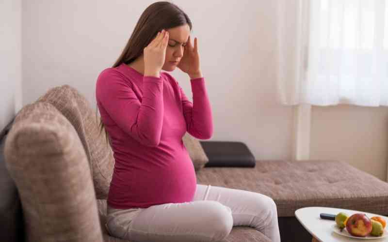 Bà bầu 9 tháng đau nửa đầu cần cẩn trọng với biến chứng tiền sản giật. (Ảnh: Sưu tầm Internet)
