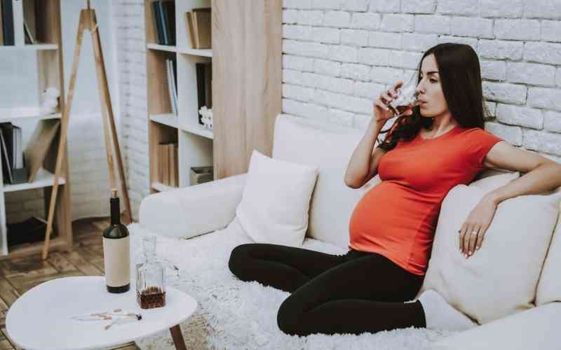 Rượu bia có thể khiến mẹ bầu bị sinh non. (Ảnh: Sưu tầm Internet)