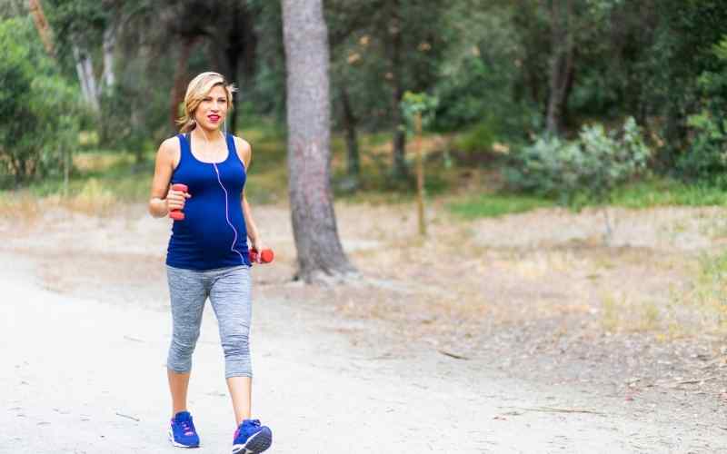 Bà bầu 8 tháng nên đi bộ tùy theo sức khỏe của bản thân. (Ảnh: Sưu tầm Internet)