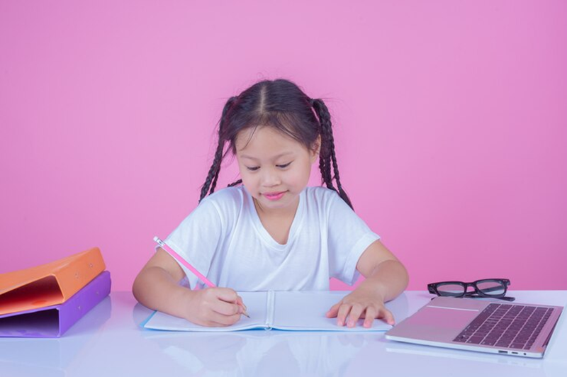 Ba mẹ hãy cho bé kết hợp giữa lý thuyết và thực hành (Ảnh: Sưu tầm internet)