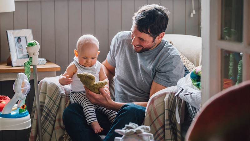 Dạy trẻ 1 tuổi nhận biết đồ vật yêu thích và gọi tên. (Ảnh: https://raisingchildren.net.au/)