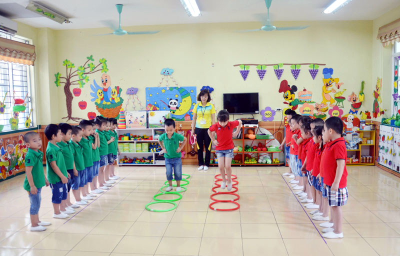 Trẻ nên vận động nhiều qua các hoạt động ngoài trời. (Ảnh: Sưu tầm Internet)