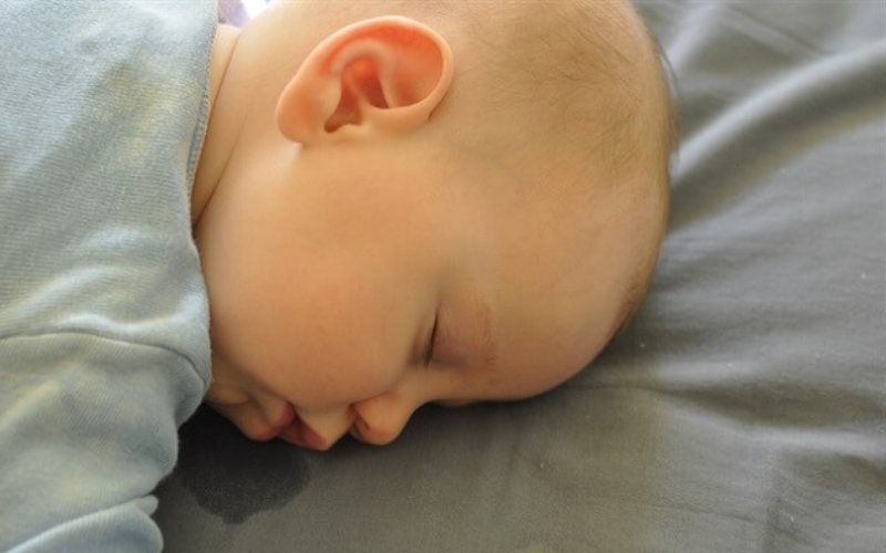 Bé ngủ chảy nước miếng có thể do nguyên nhân bệnh lý