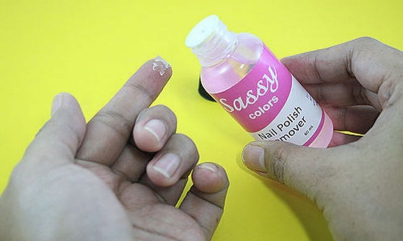 Sử dụng nước tẩy móng tay. (Ảnh: Nguồn Internet)