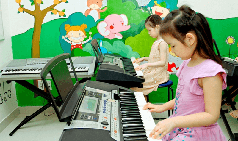 Nên cho bé học đàn organ từ 5-6 tuổi. (Ảnh: Sưu tầm Internet)
