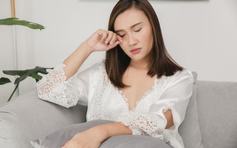 Phụ nữ mệt mỏi khi bị polyp cổ tử cung. (Ảnh: Sưu tầm Internet)