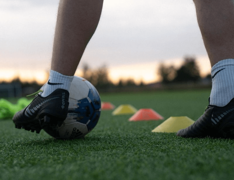 Bài tập kiểm soát bóng. (Ảnh: Sưu tầm Internet)