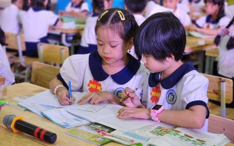 Viết chính tả lớp 3 các em nhỏ và cụ già. (Ảnh: Sưu tầm Internet)