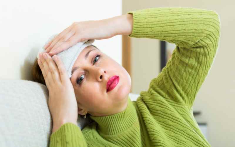Chườm ấm khắp cơ thể giúp bà bầu hạ sốt nhanh. (Ảnh: Sưu tầm Internet)
