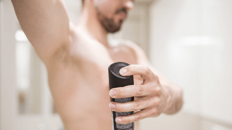 Chú ý đến mùi cơ thể và sử dụng nước hoa. (Ảnh: Sưu tầm Internet)