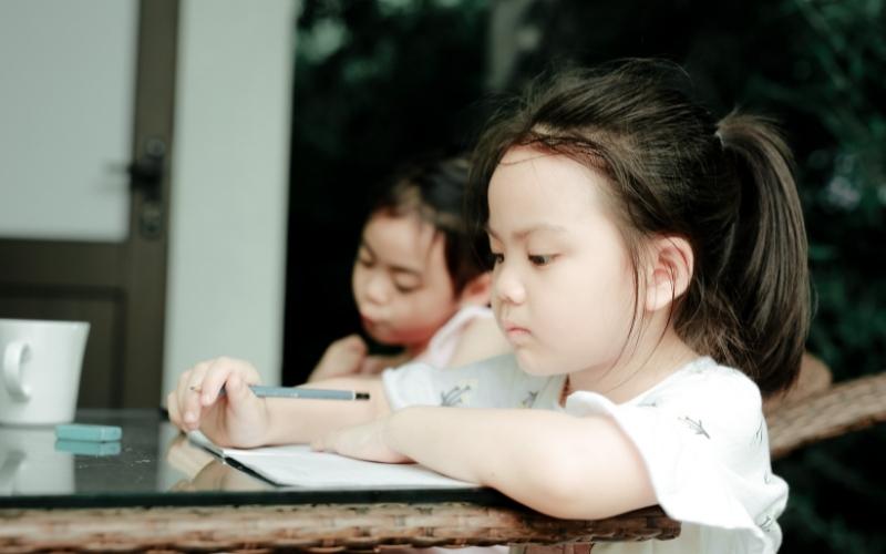 Dạy bé cách cầm bút đúng. (Ảnh: Sưu tầm Internet) 