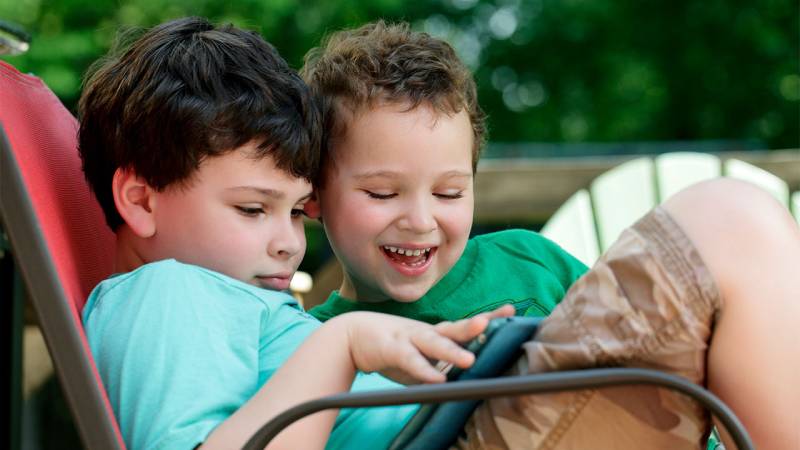 Những điều cha mẹ nên chú ý khi dạy trẻ tự kỷ giao tiếp. (Ảnh: Sưu tầm internet)