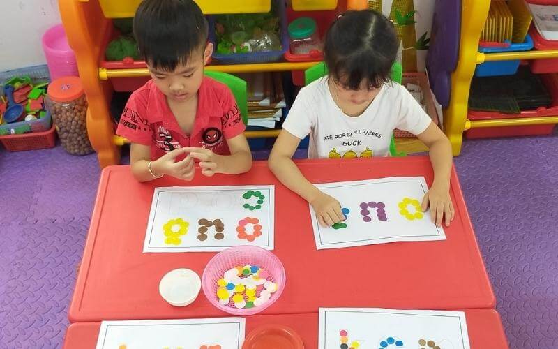 Dạy cho trẻ biết từng chữ một, học chữ nào thực hành chữ đấy. (Ảnh: Sưu tầm Internet)