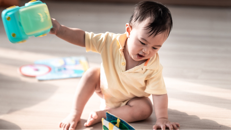 T&igrave;nh huống giả định: Trẻ 3 tuổi li&ecirc;n tục n&eacute;m đồ chơi ra s&agrave;n nh&agrave;