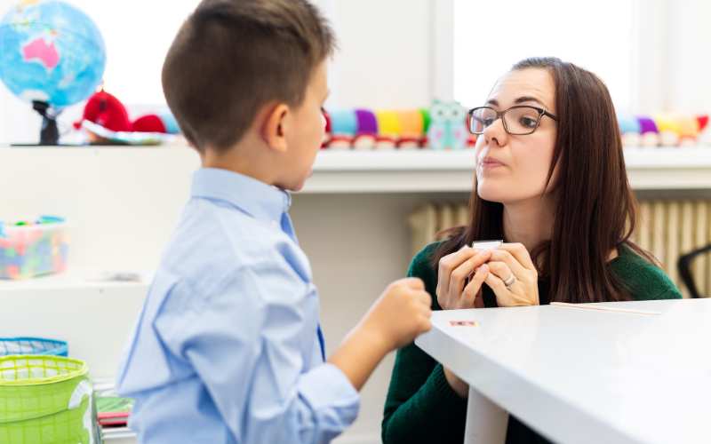 Người lớn nên phát âm chữ ph mẫu cho trẻ học theo. (Ảnh: Sưu tầm Internet)