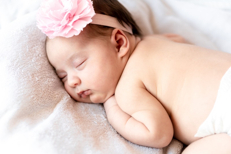 Bé gái mới sinh thường nhỏ hơn bé trai. (Ảnh: Shutterstock)