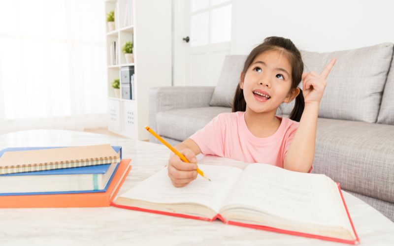 Bé làm bài tập tiếng Việt lớp 2 cây xấu hổ. (Ảnh: Sưu tầm Internet)